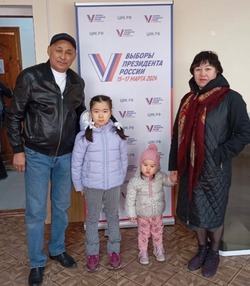 В Володарском районе за президента страны голосуют семьями