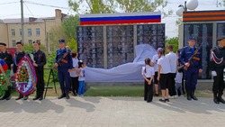 В володарском парке Победы открыли стелу в память о бойцах спецоперации