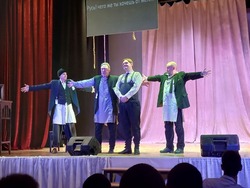 Астраханский ТЮЗ представил спектакль на володарской сцене