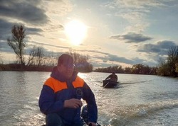 В Володарском районе лодка с туристами налетела на препятствие