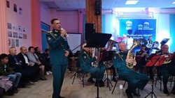 Военный духовой оркестр из Волжского дал концерт в Тумаке