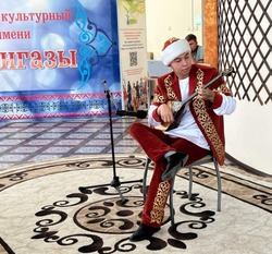 Посол Казахстана заинтересовался игрой володарского домбриста