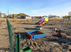 В поселке Костюбе  Володарского района установили детскую площадку