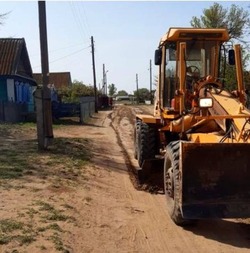 В Володарском районе ведутся работы по выравниванию грунтовых дорог