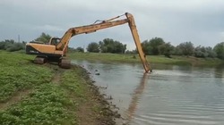 Недалеко от володарского села Кошеванка расчищают проток Каражар