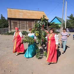 В Володарском районе отпраздновали Святую Троицу