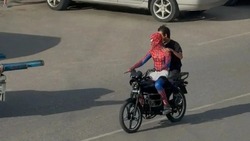 На улицах поселка Володарский заметили Человека-паука