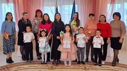 В ЗАГСе открыли выставку с фотографиями многодетных семей Володарского района 