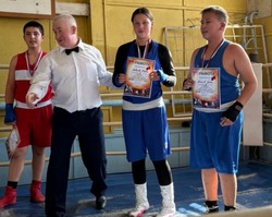 Володарская девушка-боксер выиграла бой у юноши