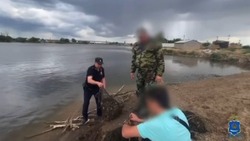 Житель Володарского района пытался провезти  250 килограммов раков