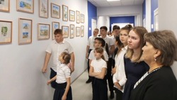 Молодая художница подарила свои картины цветновской школе 