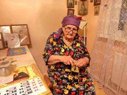 89-летняя володарская пенсионерка вяжет носки для бойцов СВО
