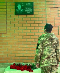 В Алтынжаре открыли мемориальную доску в память о погибшем в СВО земляке