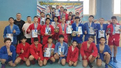 13 медалей привезли володарские самбисты с открытого турнира среди юношей