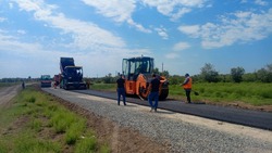 На дороге к селу Нижняя Султановка рабочие приступили к укладке асфальта