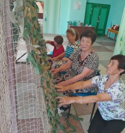 Новинские волонтёры плетут масксети в стиле «херсон» 