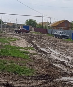 Жители улицы Солнечная в поселке Володарский утопают в грязи