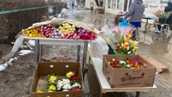 В поселке Володарский развернулся цветочный базар