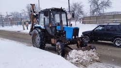 Коммунальные службы Володарского района продолжают очищать дороги от снега 