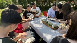 Володарские волонтеры провели литературный пикник