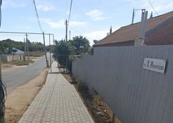 В поселке Володарский завершено обустройство нового тротуара по улице Ирмуратова