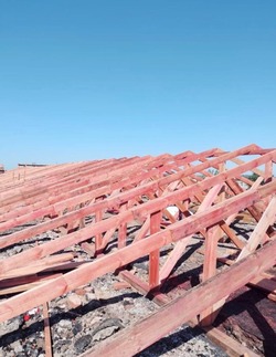 Специалисты рассказали о ходе ремонта кровли горевшего дома в Зеленге