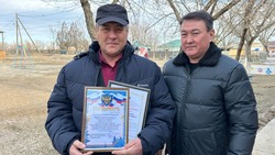 Спасший тонущего человека володарец получил благодарственные письма